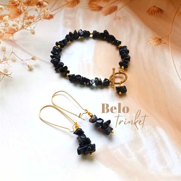 Dainty Golden Minimalist black gemstone Bracelet