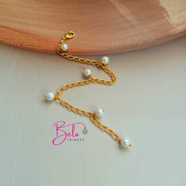 Dainty pearl golden handmade bracelet